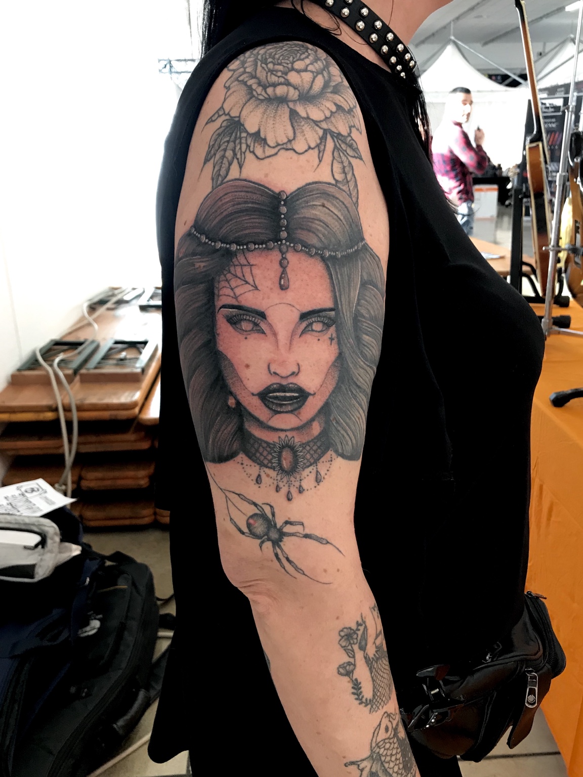 Tatuaggio illustrativo di un volto femminile sul braccio