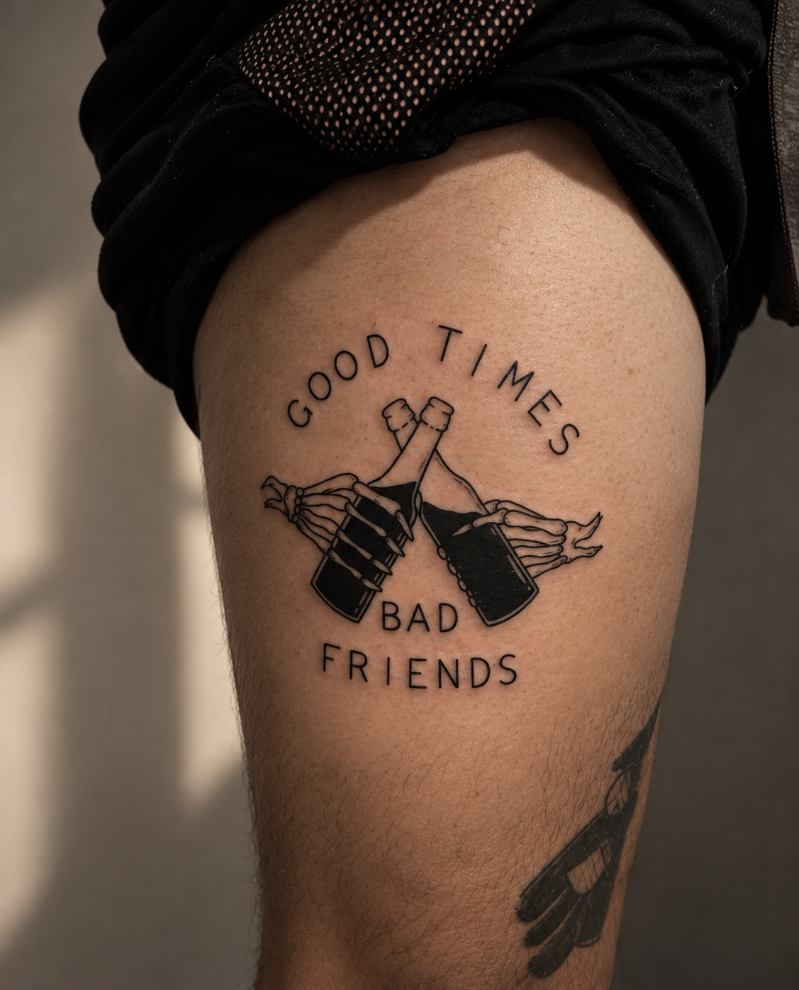 Tatuaggio con due mani e la scritta Good times Bad friends